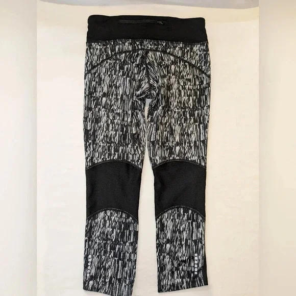 Nike women's graphic DRI-FIT tight running Capri leggings, size XS , black/white - Picture 2 of 10